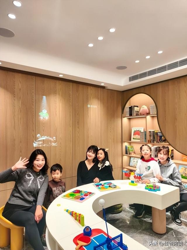 爱在鸿玺，礼赞时光 | 圣诞亲子嘉年华于人文会客厅温情落幕