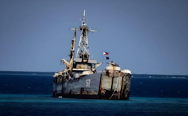 趴在中国仁爱礁9000多天的菲律宾军舰，如今已经再也拖不走了！