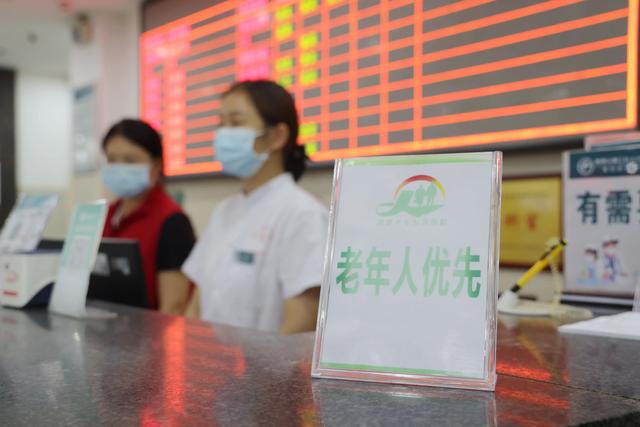 若不搬走这“三座大山”，中国人口总数，或将在2056年被老美反超