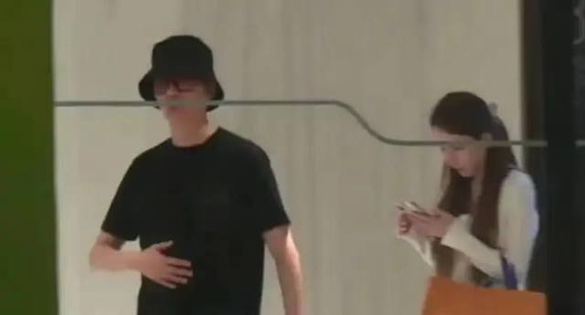 离婚四年，47岁冯绍峰再次官宣喜讯，成为赵丽颖高攀不起的存在！