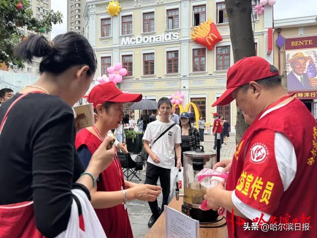 【宠客新花样】中华巴洛克历史文化街区秋日宠客上“心”：免费代茶饮赠游客，还有“红马甲”温情助游
