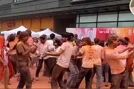 成都某地一群印度人举行印度节日 网友：有点接受不了图片