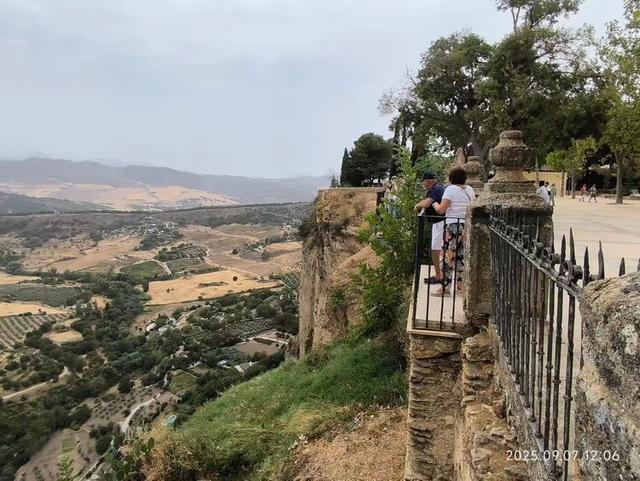 游览西班牙隆达悬崖小镇