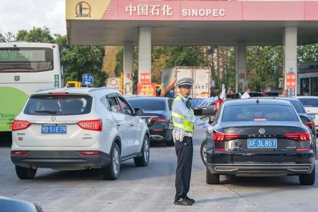 人山人海，破纪录！今天超81万人离开上海！一高铁列车突发超员警报，紧急临时停站...12306回应→