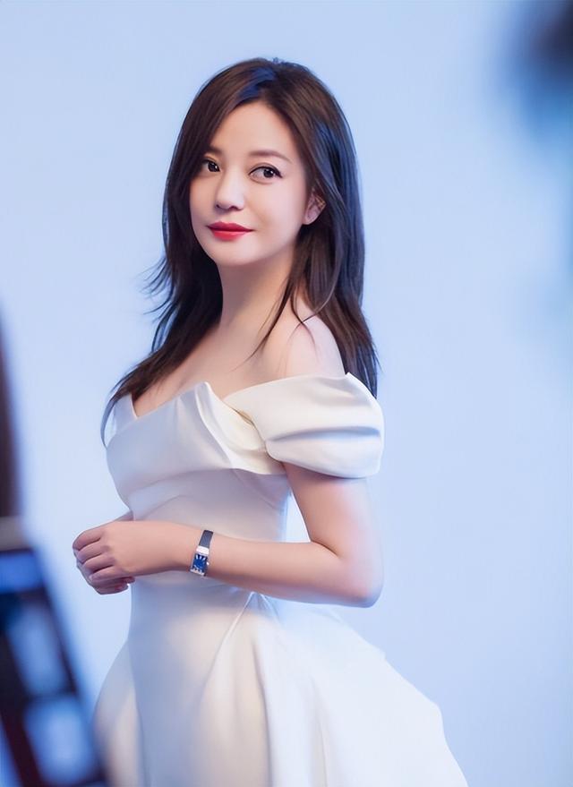 黄晓明公开点名才几天，赵薇近况接连曝光，有一点4年前就注定