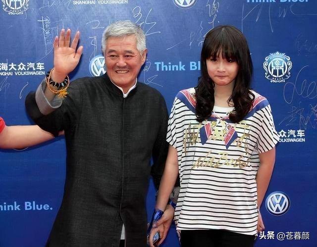 有钱有什么用？68岁赵本山近况曝光，三人打伞伺候，女儿是心头病