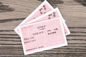 哭笑不得！老人拿无座票乘火车，却要求列车长给他安排座位图片