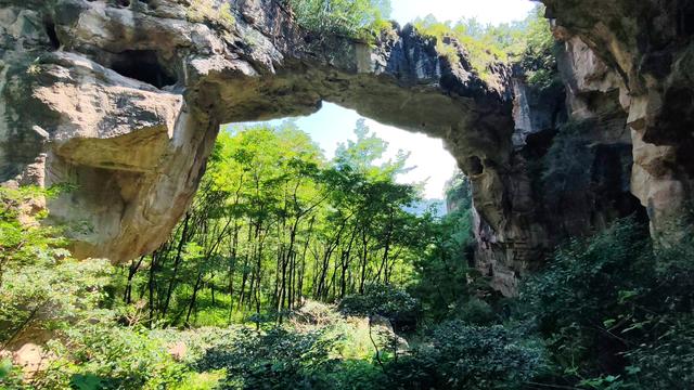山西黎城县茶棚滩村单孔桥，桥旁多天然山洞，似有神灵守护