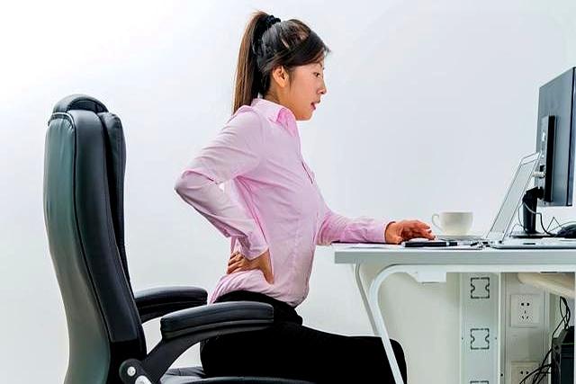 每天晚上坚持做深蹲的人	，身体会悄悄出现4个好处，但要做标准了