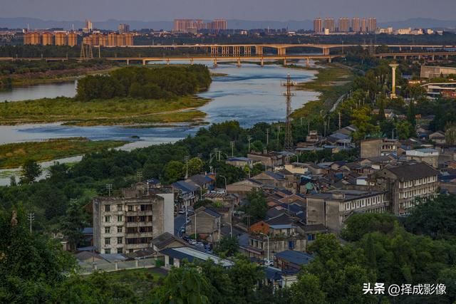 登“尊师亭”，揽西川景