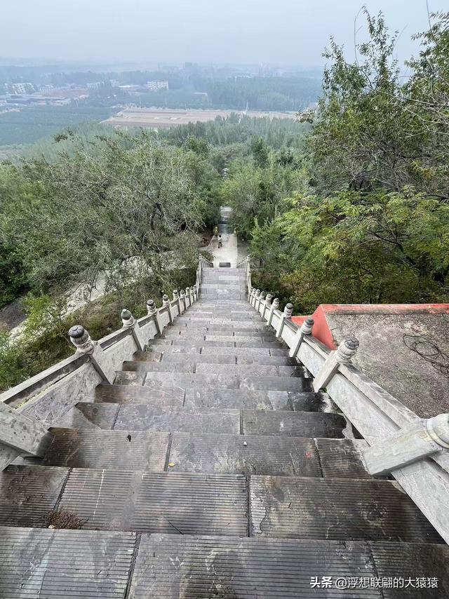 邹平临池镇桥子村里的柱似山，其顶之庙群始建于明代