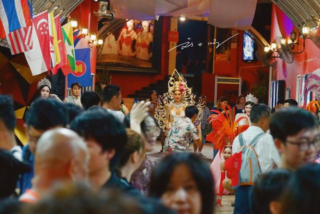 中国游客第一次看“泰国人妖”，为什么却说跟想象中不一样？