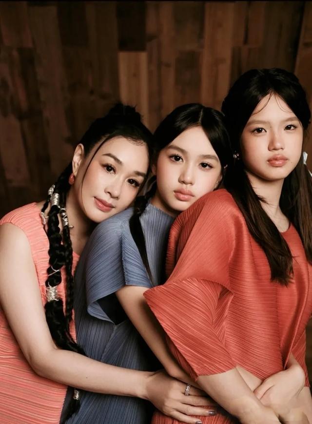 钟丽缇女儿才15岁就美成这样，本人比网上还好看，脸超级小又精致