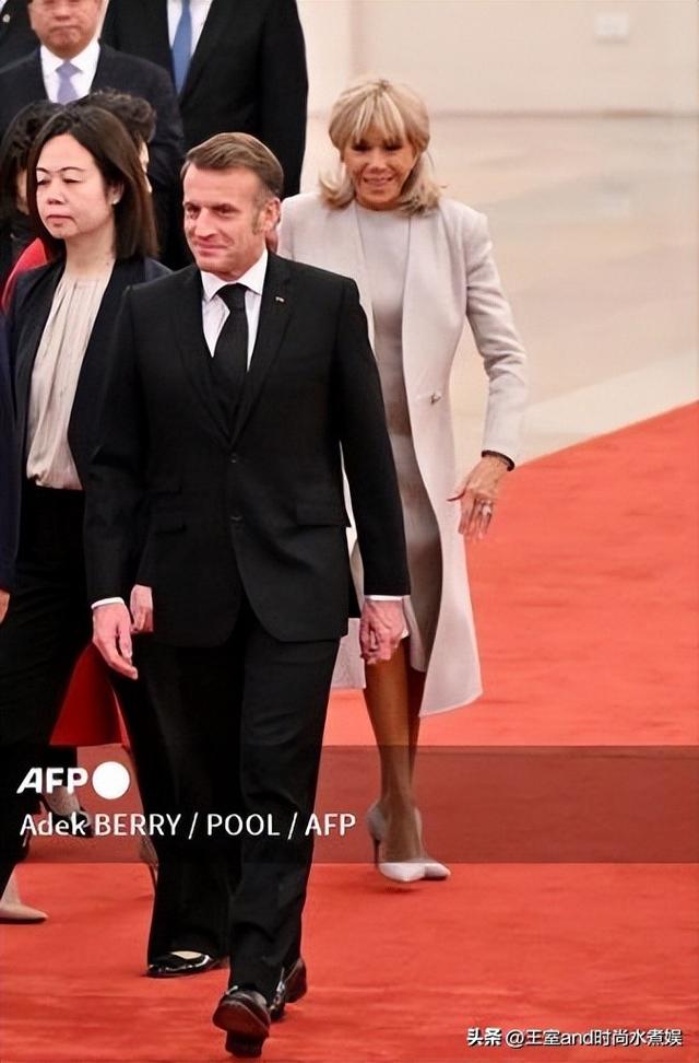 72岁布丽吉特访华第二天！白裙配10cm细高跟，身姿挺拔	，气质绝了