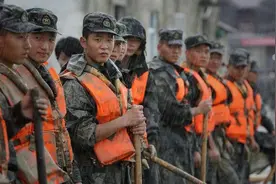 外国网友：解放军那么威严，为何中国人都不害怕解放军？回答震撼图片