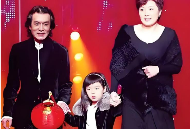 李咏也没想到，自己离世8年后，23岁的女儿就走上一条异样的道路