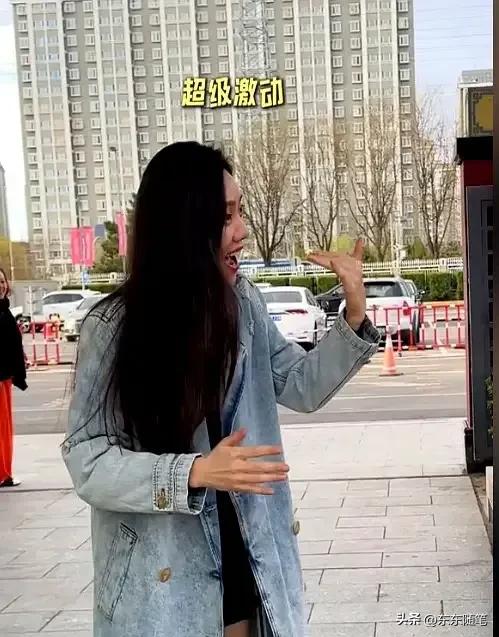 秋瓷炫回北京儿子不欢迎，瘦成皮包骨公公给买小笼包，秋拥抱感谢