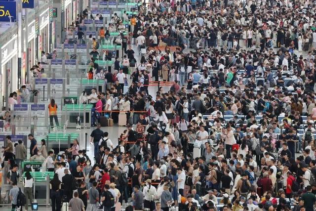 已经人山人海，48.7万人正在离开上海！这一路段预计明天10时起缓行，车流又将暴增，最新研判