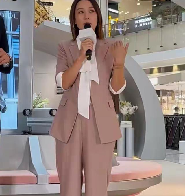上海大丸商场见到马伊琍本人，20岁身材50岁脸，打扮粉嫩难掩老态