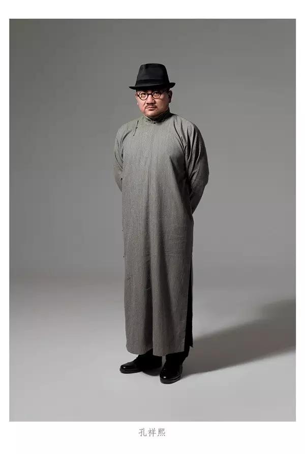 一位摄影师，使用大画幅相机，为100年前的人拍摄“肖像”