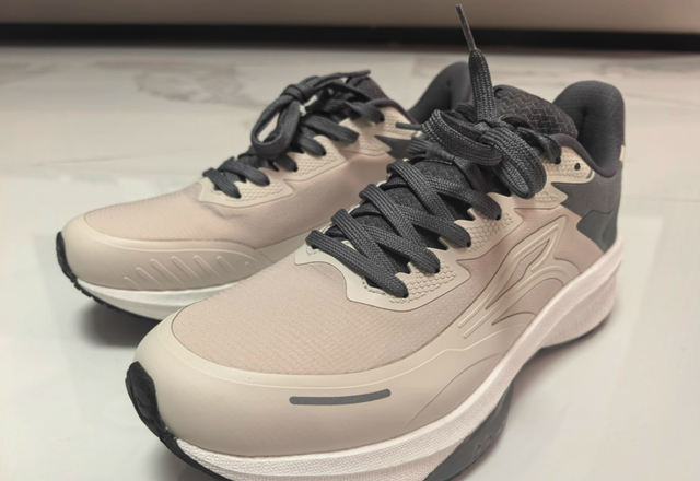 性价比屠夫！100公里亲身体验优秀，一双防水防风还保暖的跑鞋