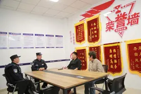 停车挡路起纠纷，民警深夜调解化矛盾图片