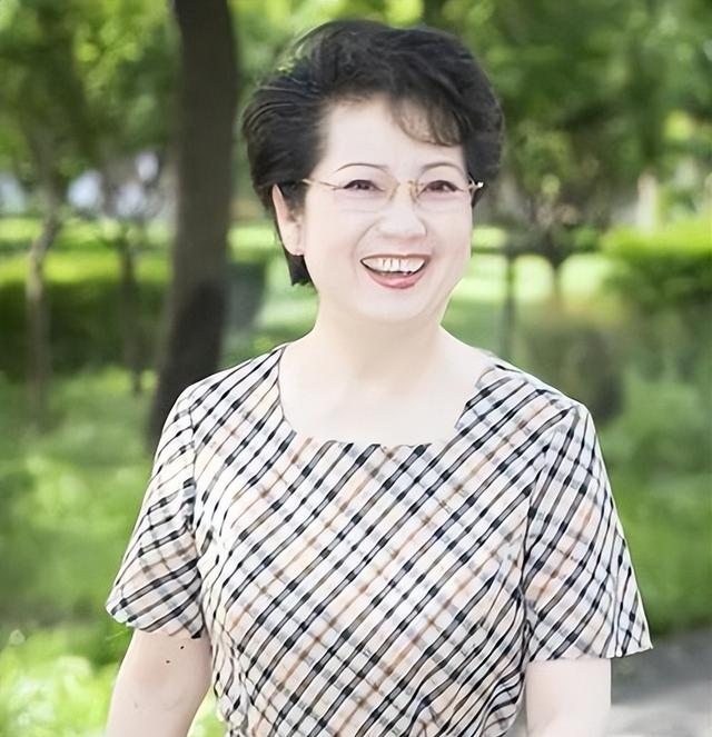 京剧女神李维康患病丈夫不离不弃，如今北京养老，北大女儿很孝顺