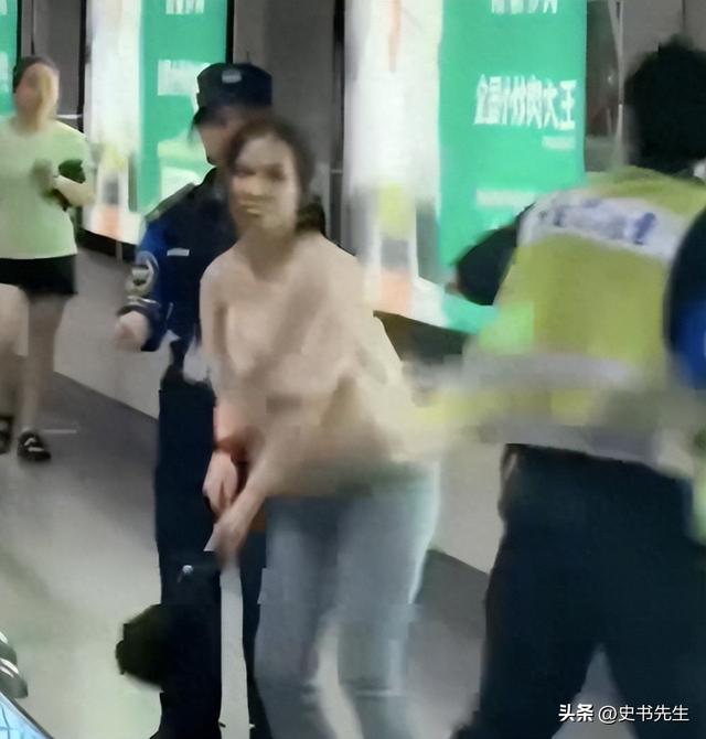 女子地铁殴打安检员后续：真容曝光，当事人获表扬，下场大快人心