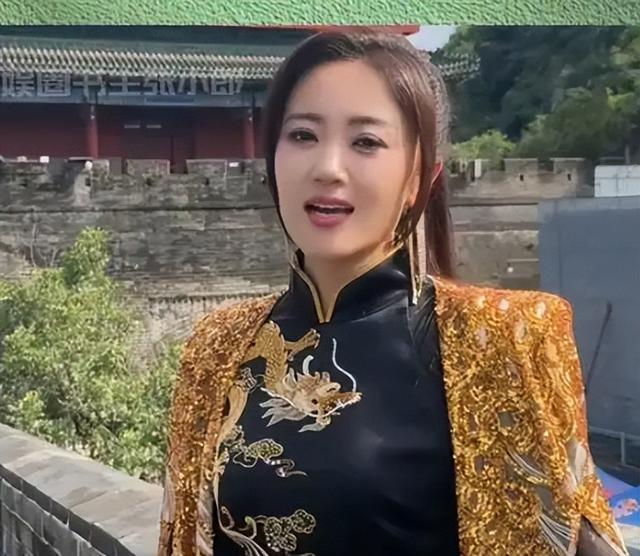 离婚7年，高调参加阅兵礼的王小玮，早已是王小海高攀不起的存在