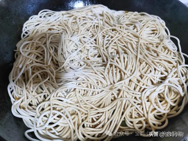 把面条往豆角里一放，15分钟就是快手饭，简单省事味道香