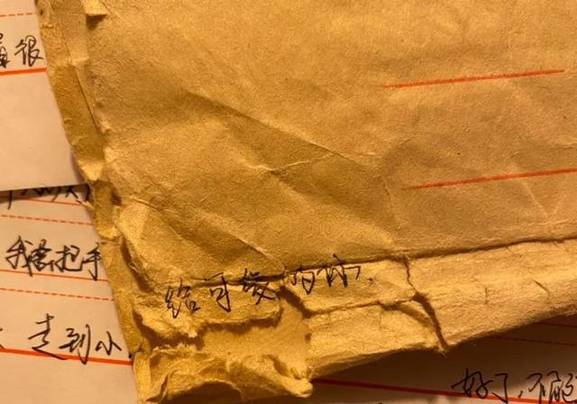 外婆总说“阁楼有鬼”，拆迁挖掘机挖出了一段跨越生死的禁忌之恋