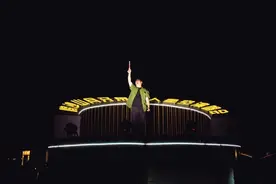 敦煌市鸣沙山月牙泉景区万人星空演唱会激情上演图片