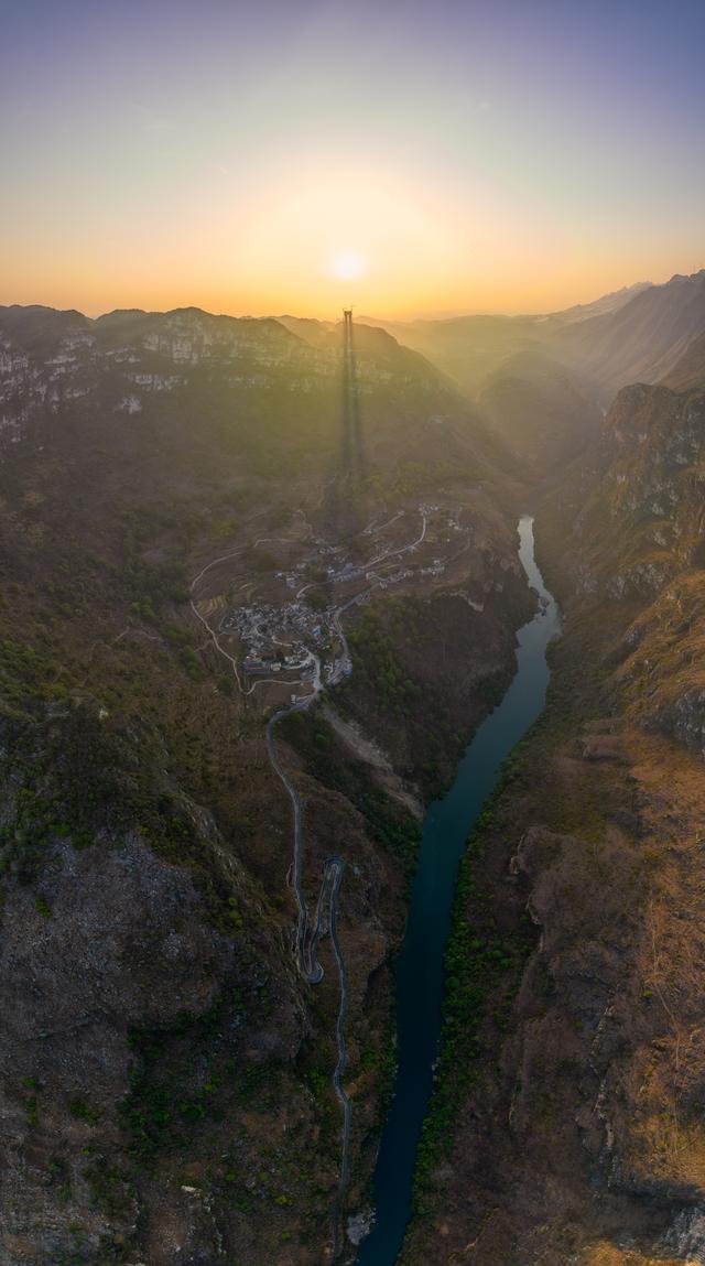 世界第一高桥下，地球被切开了：喀斯特之旅真正的入口