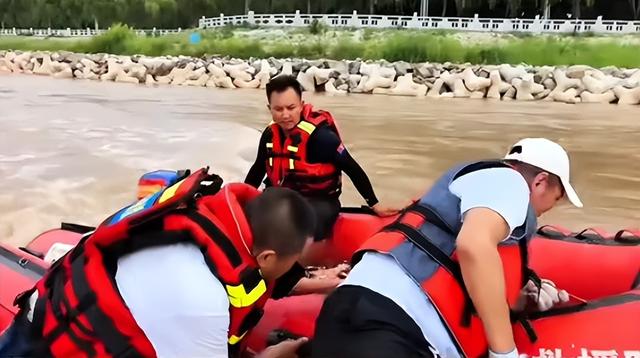 妻儿被洪水卷走，丈夫亲眼目睹全过程，时间线曝光，真相引争议