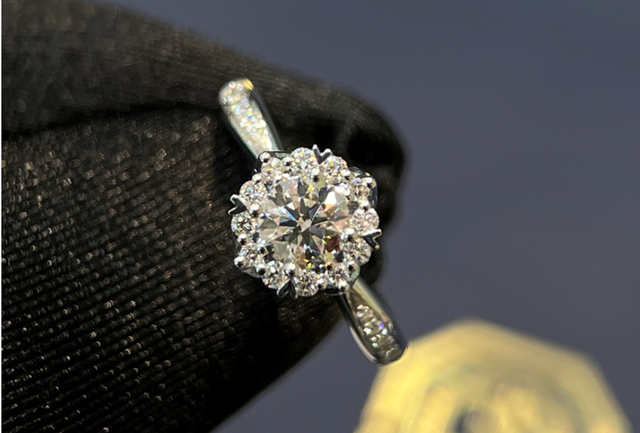 黄仁勋来华真正目的揭开！国产新一轮芯片材料面世，美日连夜建厂