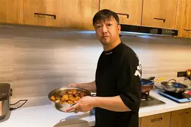 “隐藏太深了”！贾冰暴露厨艺，做菜堪比专业大厨，身边人：服了图片