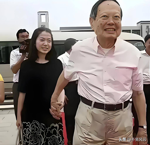 翁帆现身葬礼！穿黑色衣服站在首位，眼睛哭肿了，送丈夫最后一程