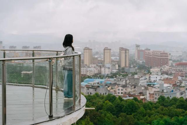 红河弥勒有个雨天好去处，高空森林氛围感超绝，还能解锁隐藏体验