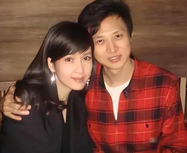 被戴8次绿帽子，后又捉奸在床，这就是我们“玉女”守卫的爱情？