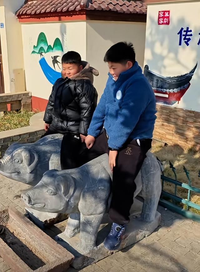 为何富豪中只有刘强东发钱？老家墙上的话说明一切——邻里多帮衬