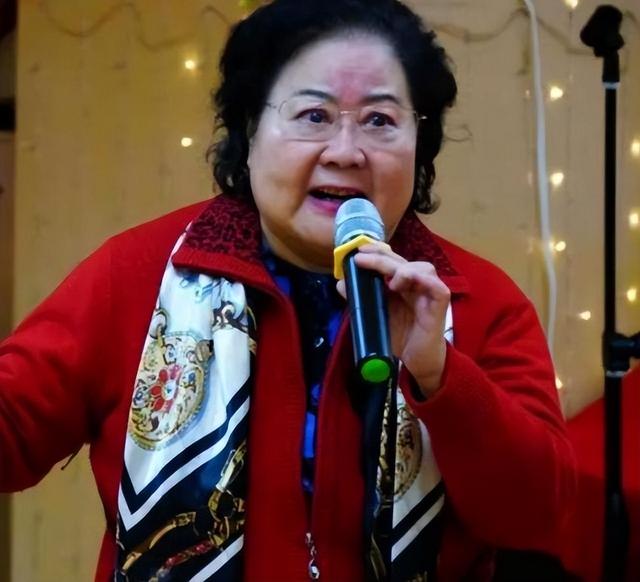 吃里爬外，永不回国？她带领30名演员选择留美，如今年过花甲归来