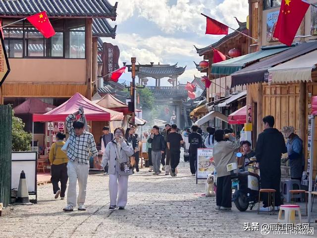 古纳西风情撞上现代文旅，雪山脚下白沙藏着热闹新地标