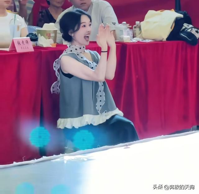 福建一舞蹈老师因长相俏皮大火！台下目光紧随台上的萌宝
