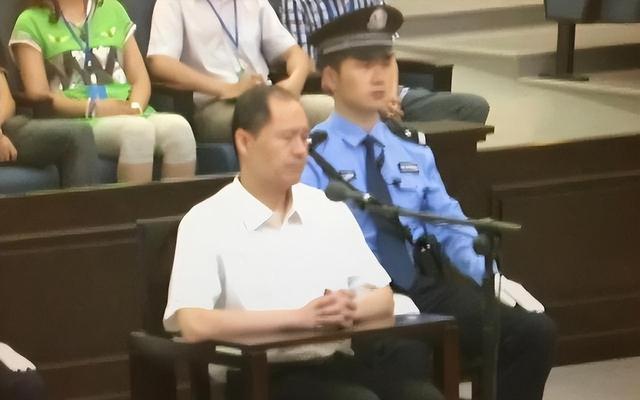 2015年四川刘汉被判死刑，押到火葬场抬进执行车，离开时神情恍惚