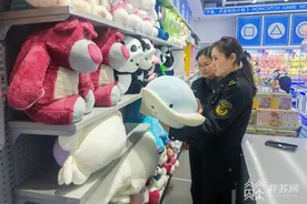 部分抓娃娃机中的娃娃“身世不明”？记者探访南京市场丨解忧帮图片