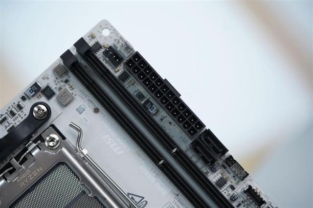 微星MPG B850I EDGE TI WIFI刀锋 钛主板评测：小巧强悍 200W功率释放
