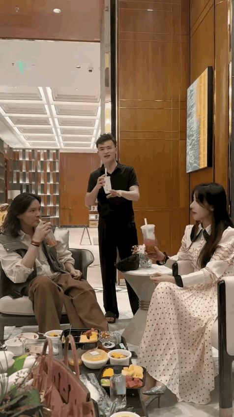 笑晕！向佐看林诗雅眼神拉丝引热议！网友辣评：山猪吃不了细糠！图片