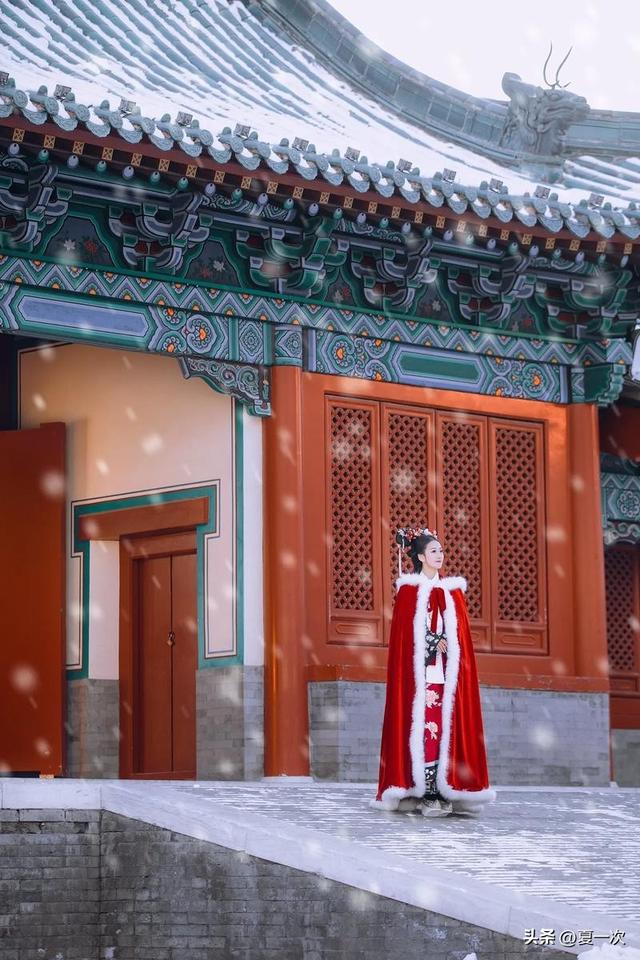 初雪的故宫“一步三格格”！