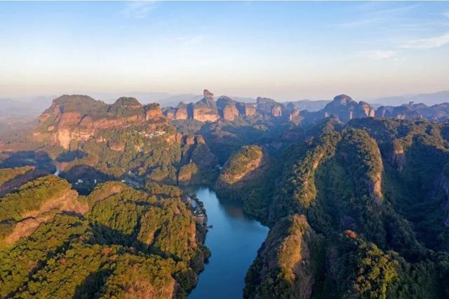 广东北部的锦江，其流域内有丹霞山