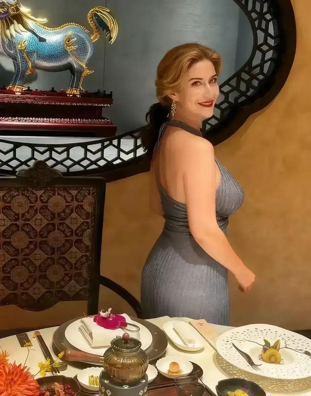 哇塞!这身材!这样貌!这腿!感觉她太吃亏了,根本没现实中好看